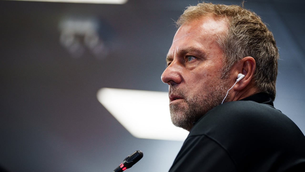 Flick cambia el gesto y no promete nada con Szczesny