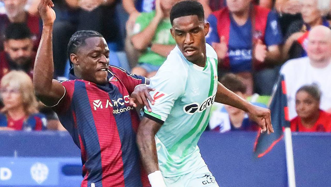 Contundente respuesta de Junior Firpo a los árbitros por el gol anulado