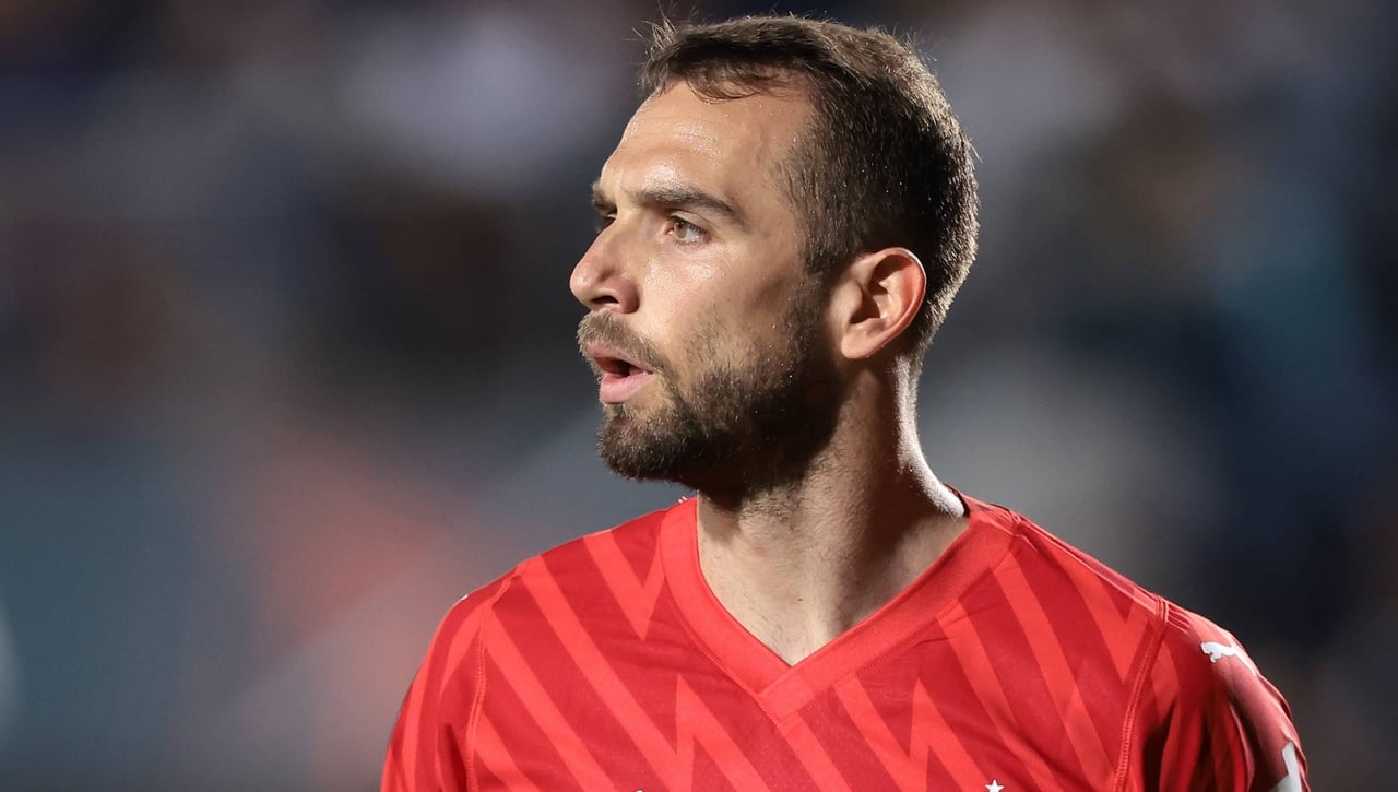 Pau López, sentenciado a la suplencia en el Girona