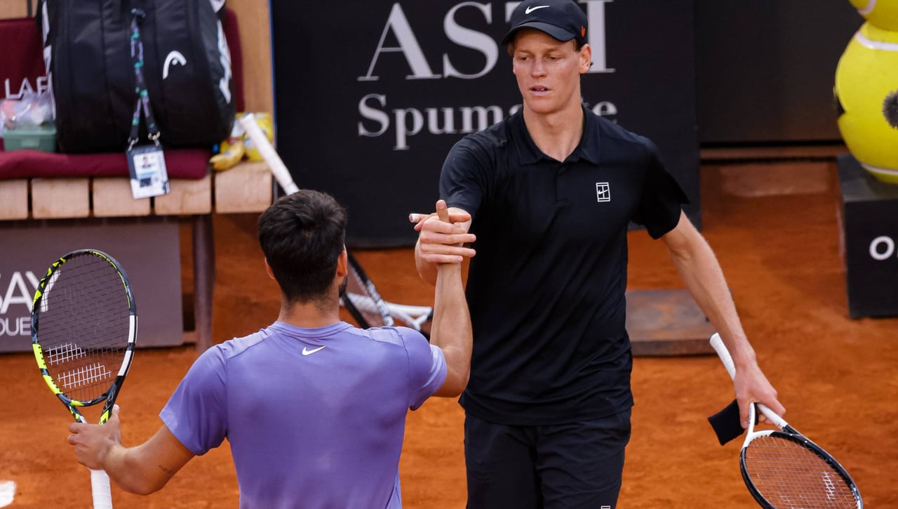 Carlos Alcaraz golpea primero a Sinner en Roland Garros 