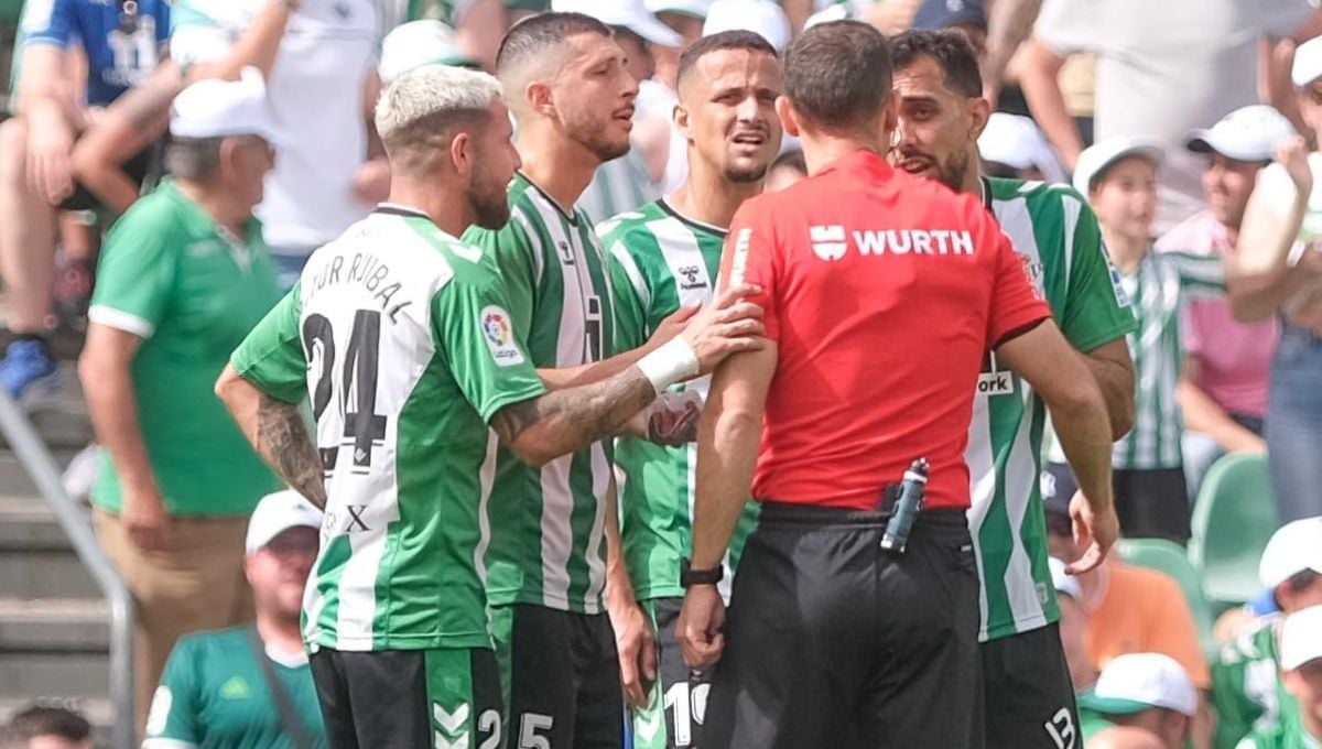 Guido Rodríguez da la cara y rebaja el momento de tensión