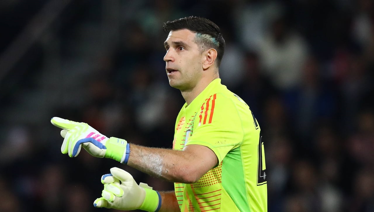 Sondea el fichaje de Dibu Martínez