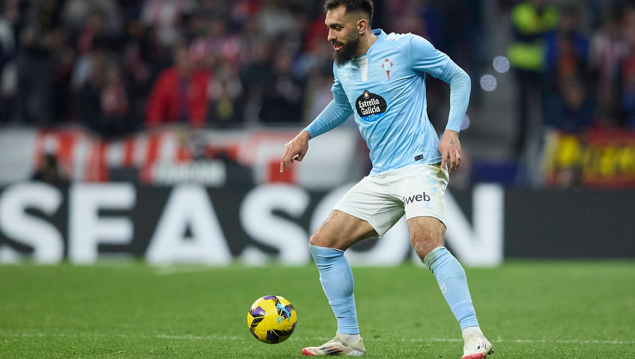 Claudio Giráldez se rinde a Borja Iglesias: "Es un jugador muy difícil de defender, tiene mucho talento"