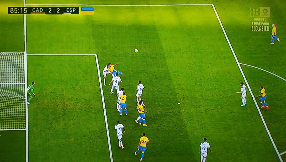 El agarrón a Sobrino que Hernández Hernández no vio como penalti y del que se habla como "robo"