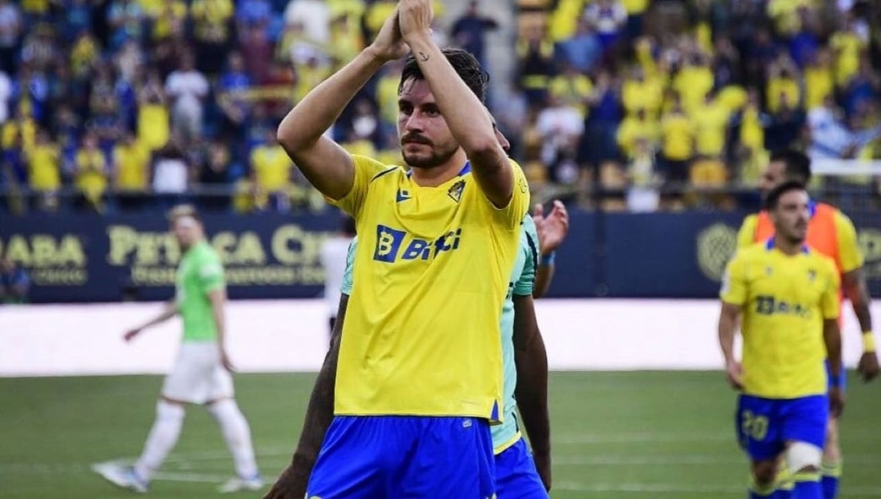 Oficial: El Cádiz CF ficha a Víctor Chust