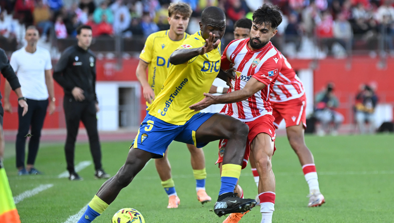 Así queda la clasificación de LaLiga Hypermotion tras el triunfo del Deportivo de La Coruña y el pinchazo del Cádiz