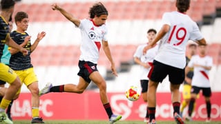 La incipiente perla del Sevilla brinda un sufrido triunfo estival