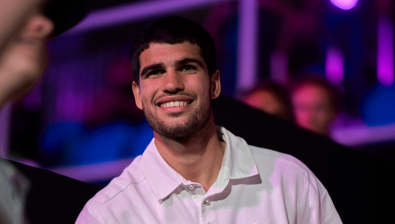 Carlos Alcaraz olvida su dolor en otra pista