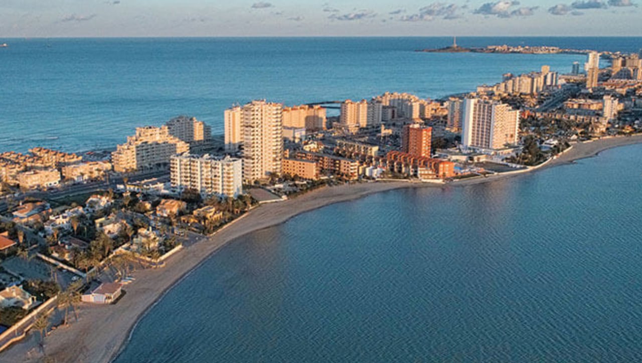 La calle más larga de toda España: cruza dos mares y recuerda a Miami