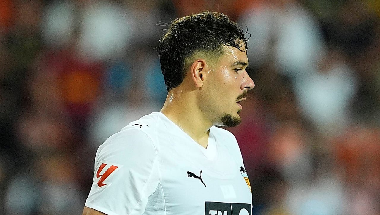 Ugrinic vuelve a entrenarse con el Valencia tras más de un mes de baja