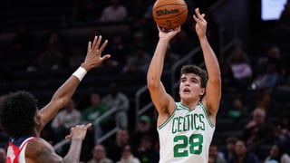 Hugo González sienta cátedra con los Celtics y Aldama no puede inhibirse de la pelea de los Grizzlies