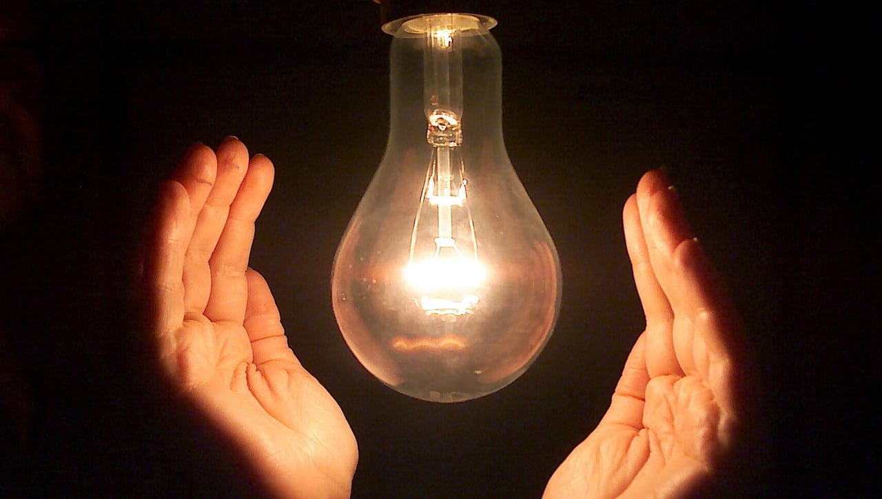 Precio de la luz, hoy viernes 6 de enero de 2023, por horas: cuándo está más barata y más cara