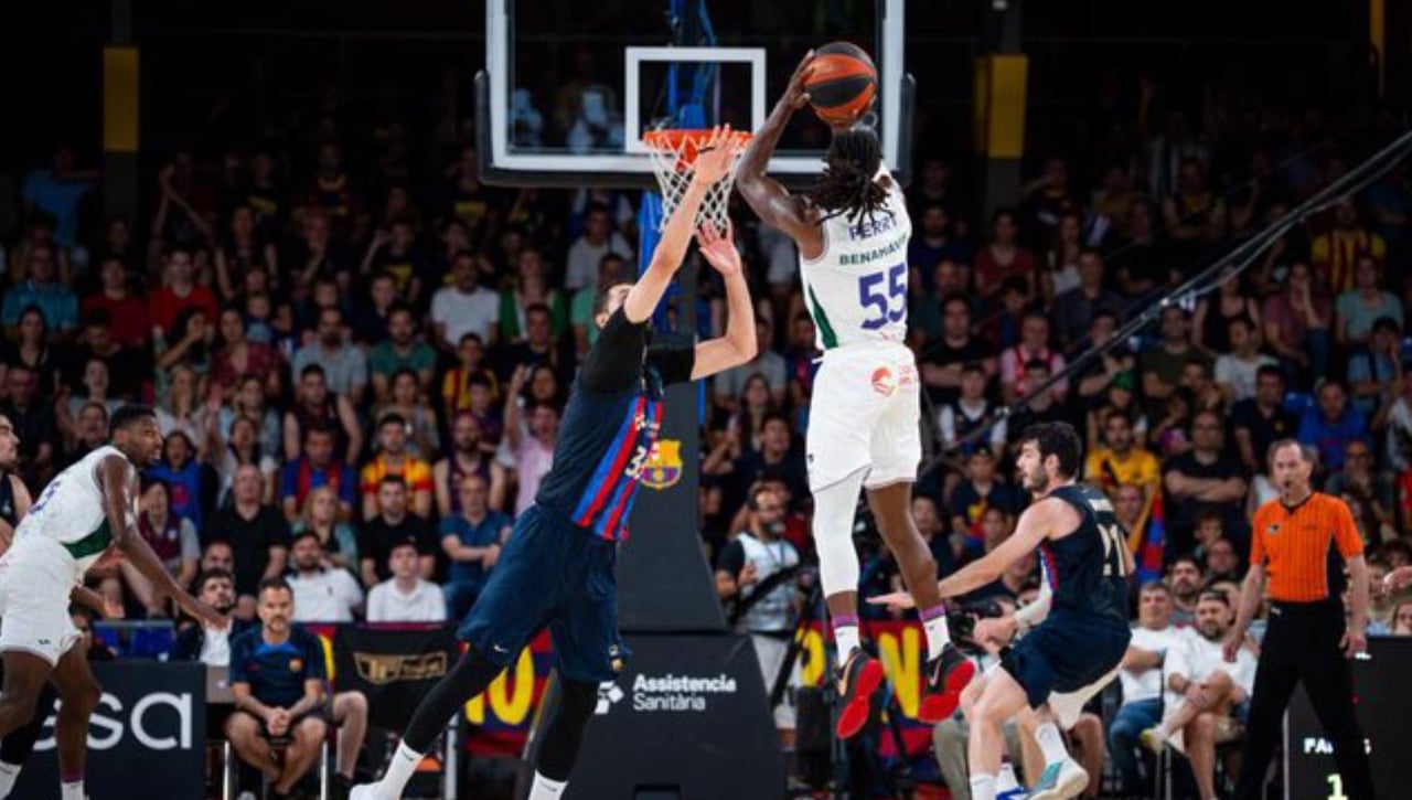 El Unicaja acaba con la fortaleza del Palau y pone las semifinales al rojo vivo