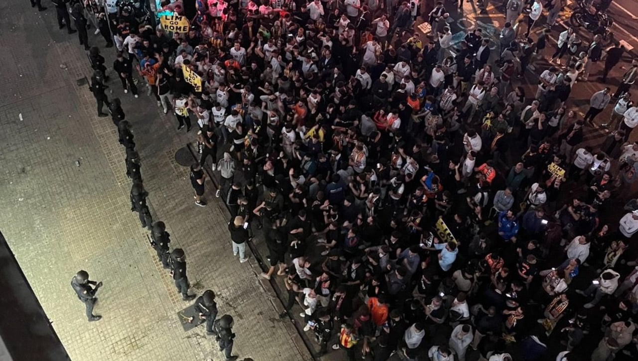 Cordones policiales, contenedores ardiendo y una situación insostenible en Mestalla