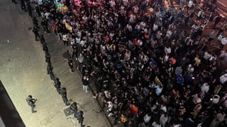 Cordones policiales, contenedores ardiendo y una situación insostenible en Mestalla