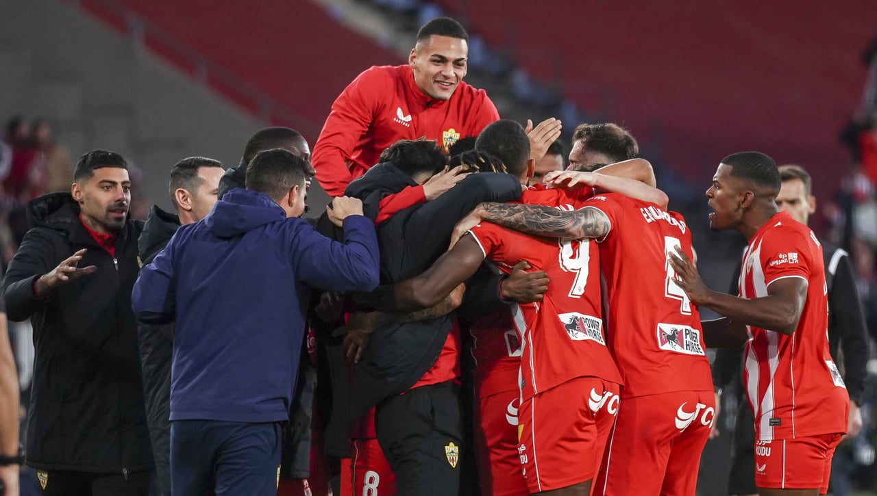 El perfil de entrenador que sondea el Almería