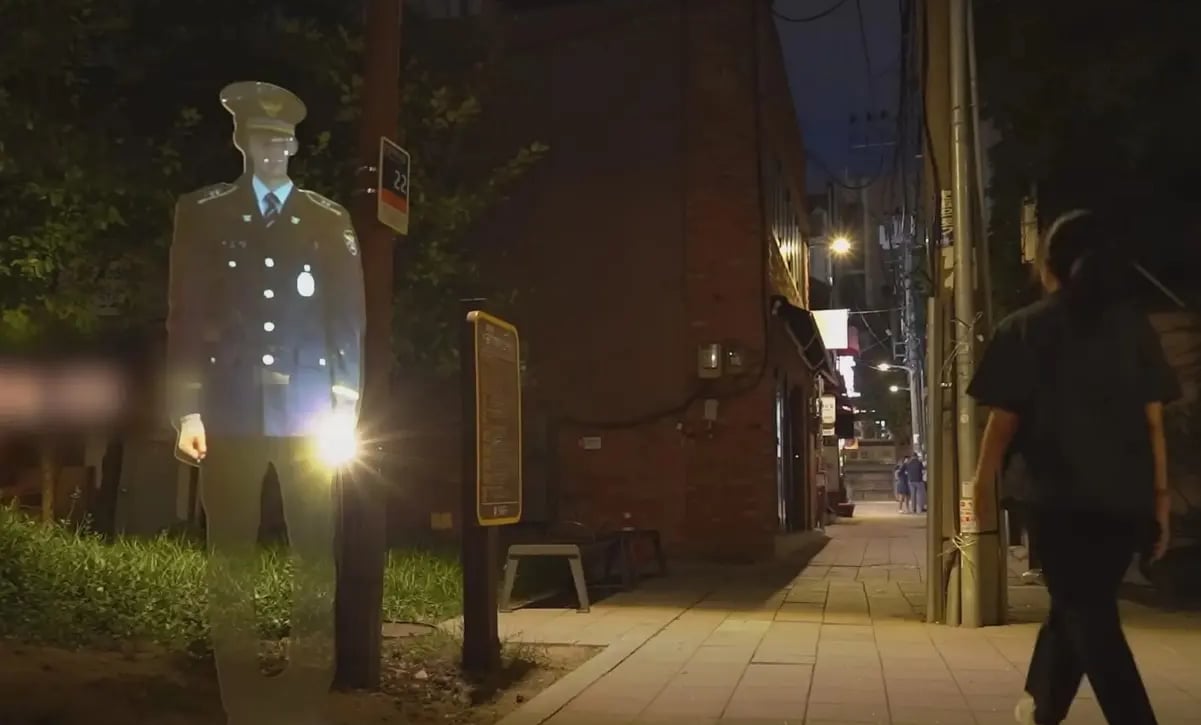 Un escenario de Black Mirror en Seúl: un policía holográfico para disuadir delitos
