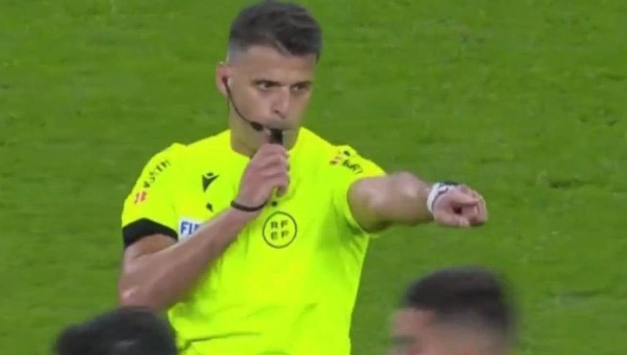 Gil Manzano la lía en el Athletic-Barça y le echa más pimienta al 'Caso Negreira'