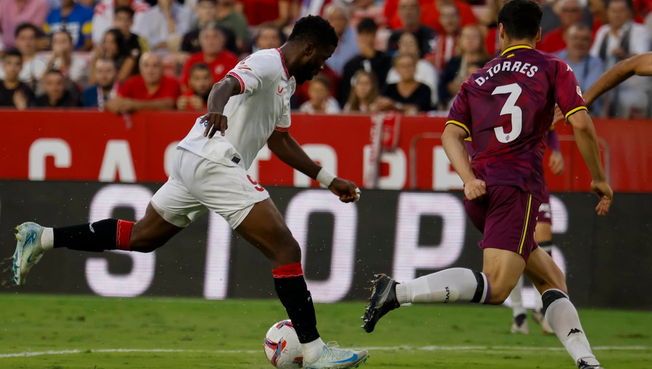 La respuesta de Iheanacho al 'empujón' del Sevilla