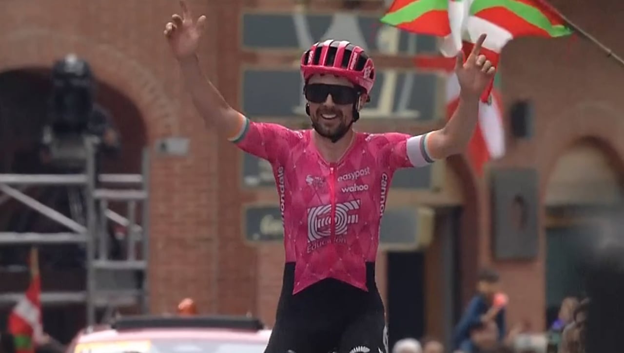 Ben Healy barre en Gernika