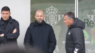 Manu Fajardo y Joaquín Sánchez supervisan a Antony de cara a su debut