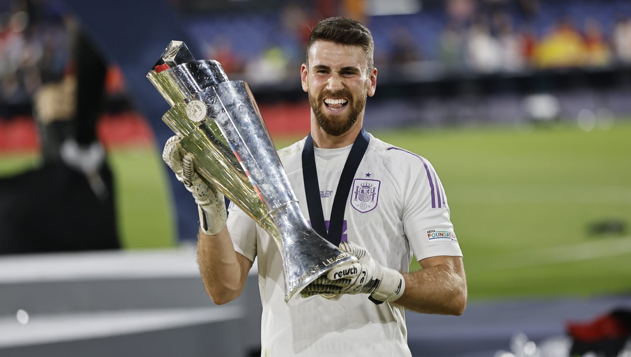 La Fiscalía pide tomar medidas por los insultos a Unai Simón en el Osasuna - Athletic