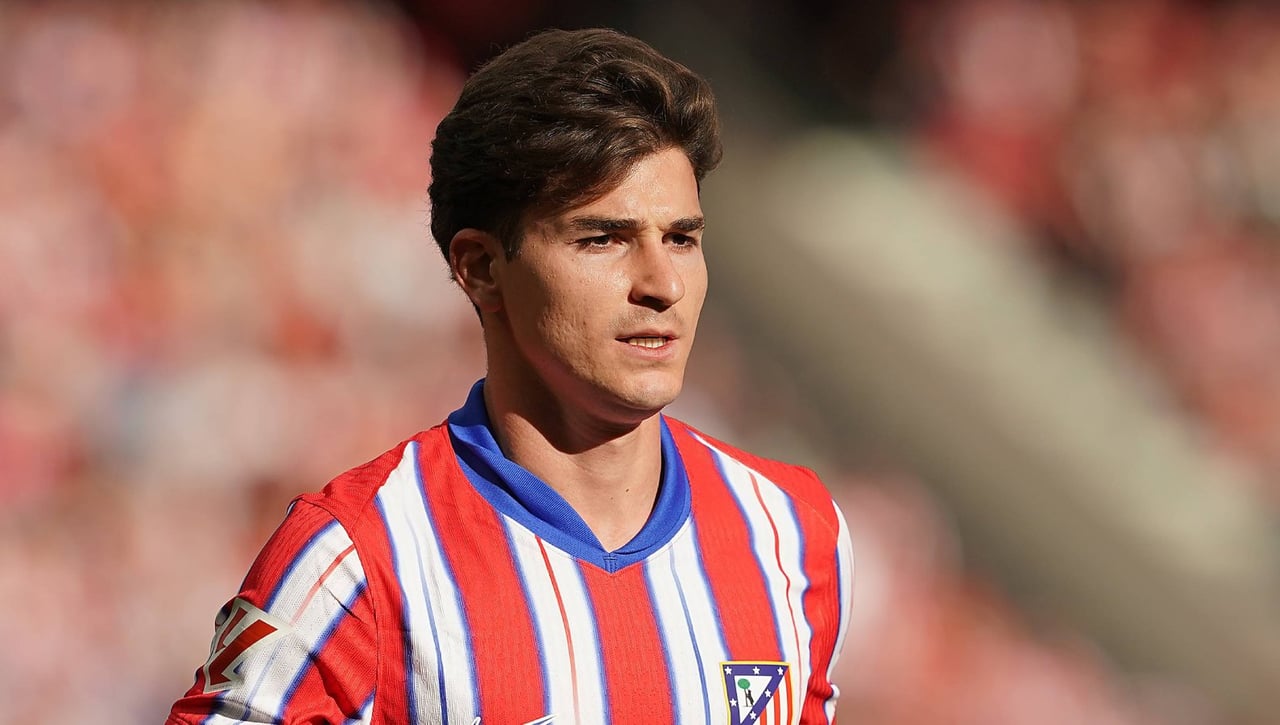 Golpe en la mesa por Julián Álvarez