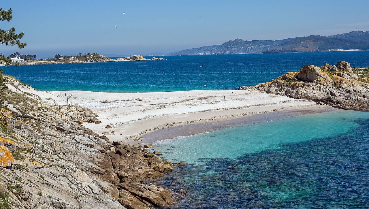 La playa española que parece el Caribe y que está reconocida como una de las 20 mejores del mundo