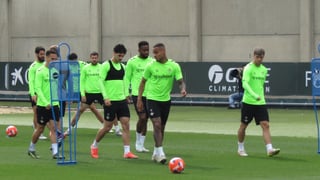 El Real Betis entrena con la ausencia de Fran Vieites en una sesión con cinco bajas