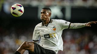 El Valencia echa el cerrojo con Mosquera ante la lesión de Diakhaby