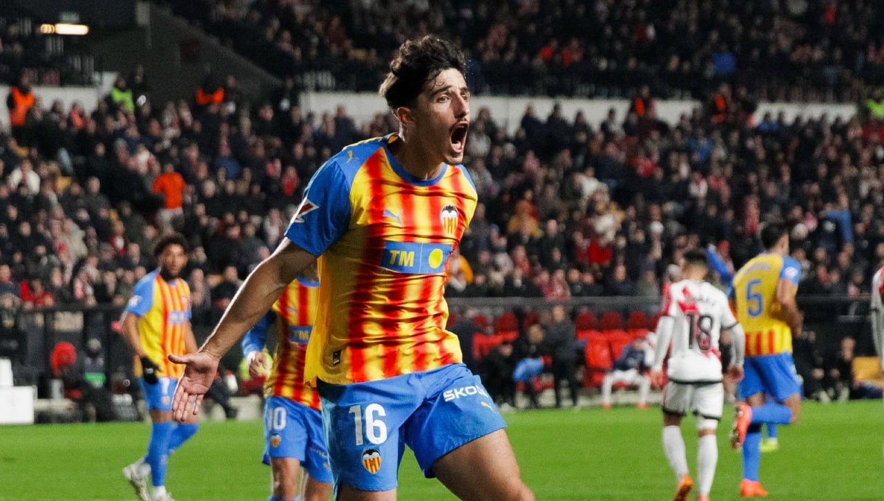 Diego López, ayudado por las imágenes tras el duelo ante el Rayo Vallecano, se apunta el tanto