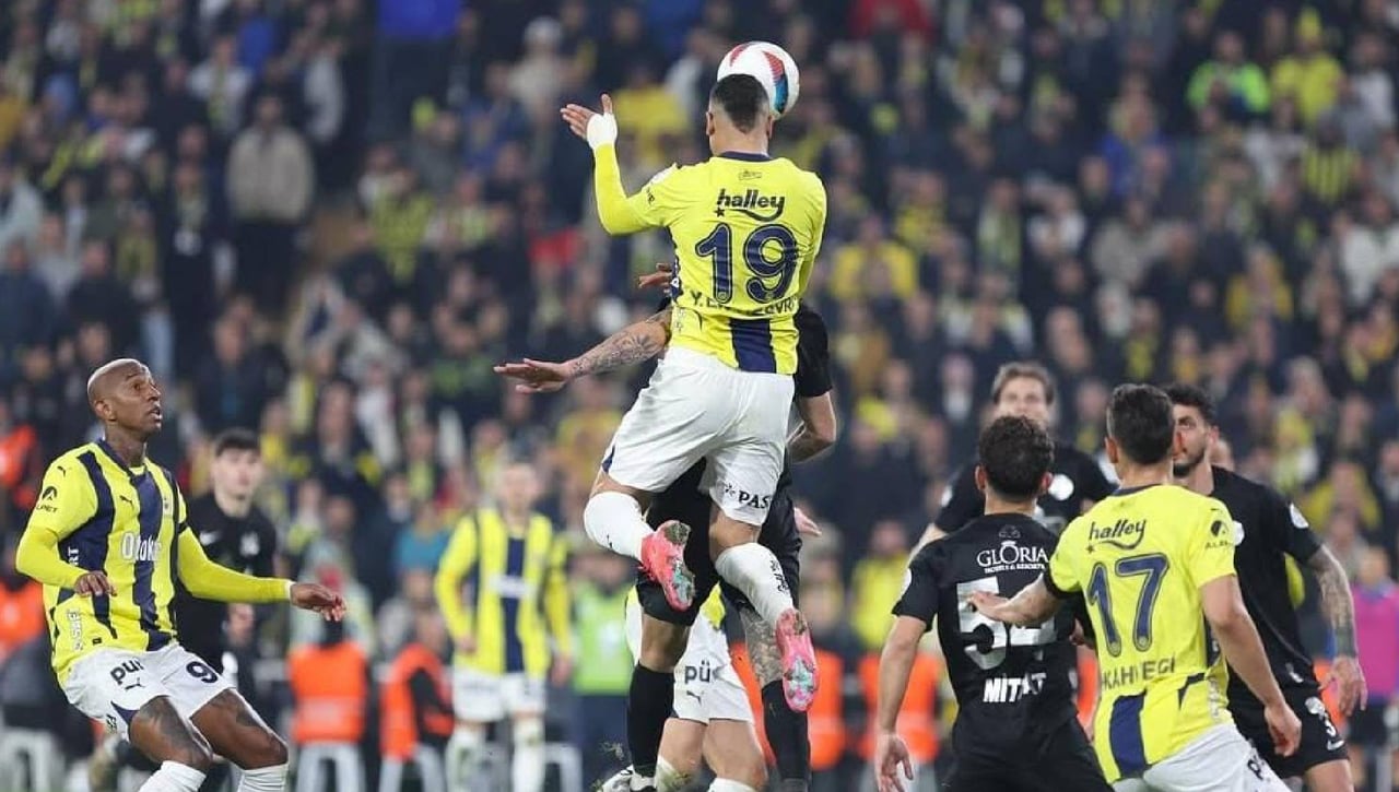 En-Nesyri está intratable: el golazo 'marca de la casa' que sirvió para la victoria del Fenerbahçe