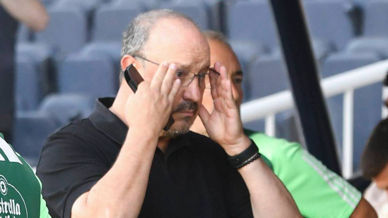 Iago Aspas empuja a Rafa Benítez