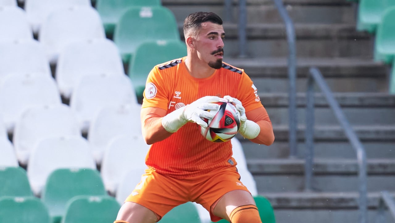 Sigue apuntalando su portería por una cantidad insignificante