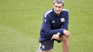 La 'reverencia' de Valverde ante Mendilibar antes de la 'final' Athletic-Sevilla