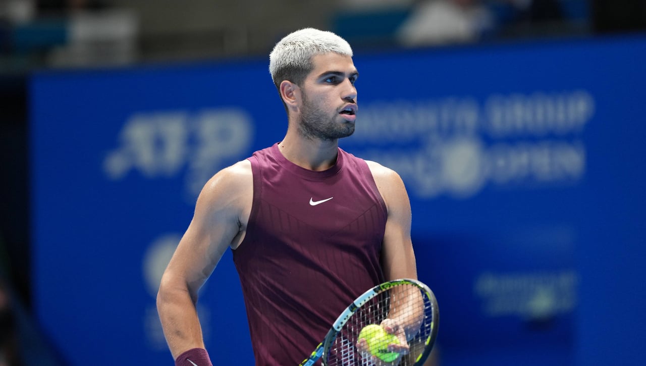 Carlos Alcaraz se olvida del dolor en Tokio