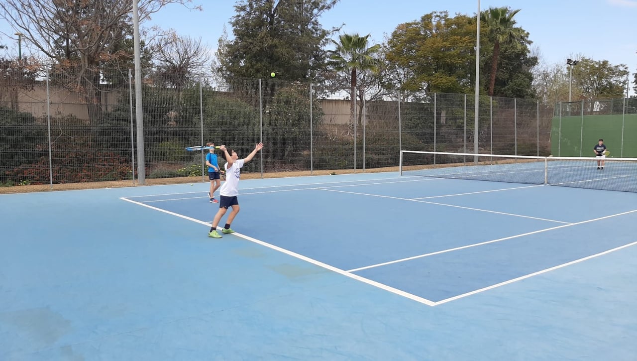 Disfruta de la escuela de raqueta para adultos y menores