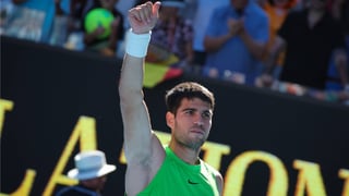 Carlos Alcaraz rompe la varita de Moutet y sigue adelante en Melbourne