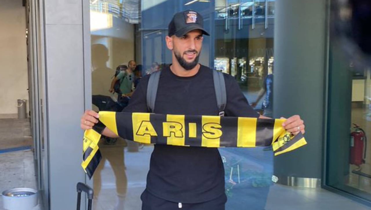 Martín Montoya ya está en Grecia posando con sus nuevos colores