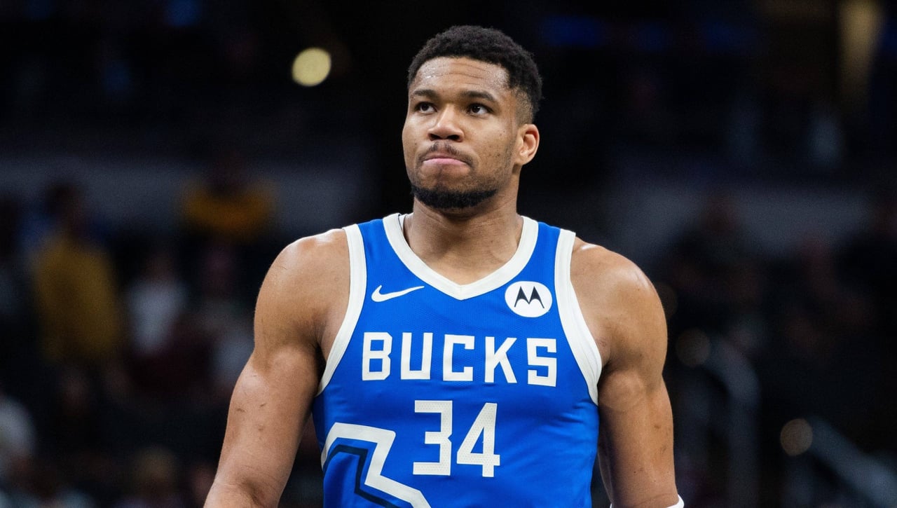 Giannis Antetokounmpo por continuar su carrera en la Conferencia Este