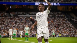 A Vinicius le sale un defensor 