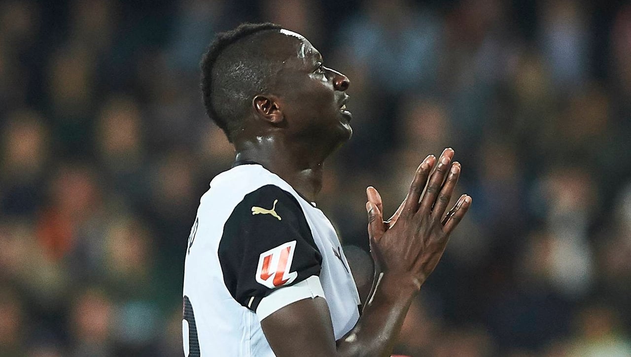 Primera titularidad para Umar sadiq en el Valencia