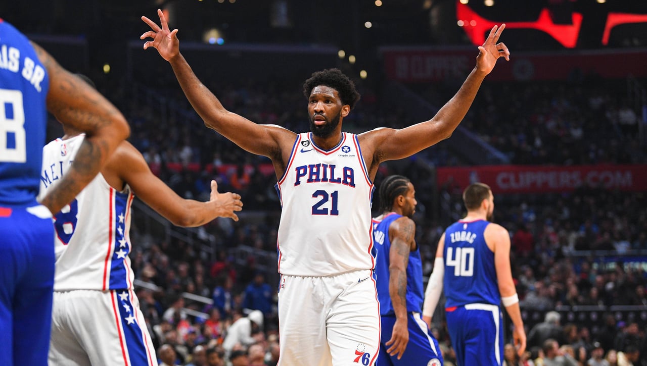 Joel Embiid, sancionado por su agresión