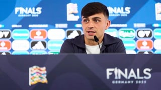 Pedri no elige entre "papá y mamá" y denuncia la "locura" de calendario