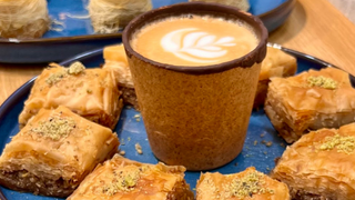 En Sevilla se toma el café y se muerde: la innovadora cafetería con vasos comestibles