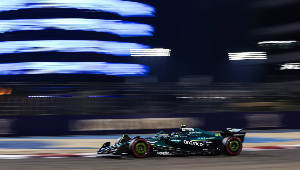 Fernando Alonso le hace la cruz a Aston Martin