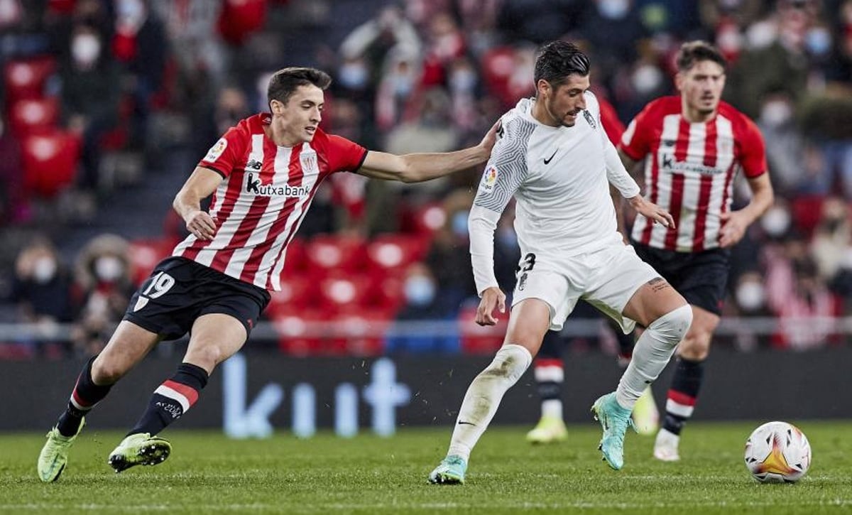 Campeón de Europa con el Sevilla y descendido con el Granada, Escudero seguirá en Primera división