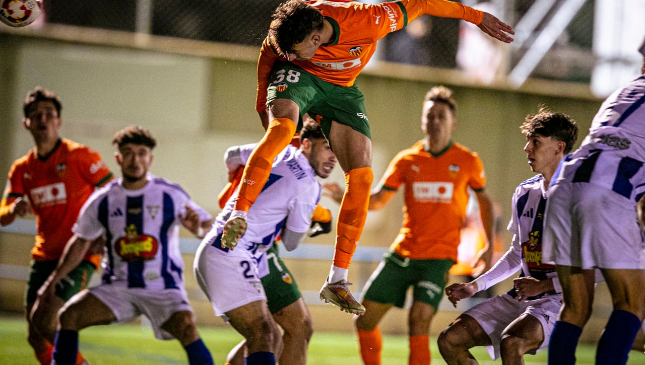 El Valencia ata a una perla de su cantera