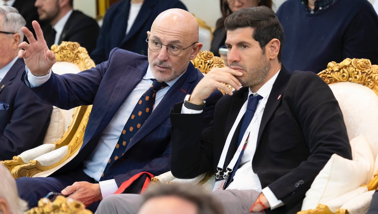 Luis de la Fuente toma nota 'in situ' de dos jugadores del Betis