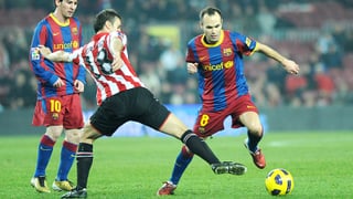 Iniesta se señala ante el Athletic Club